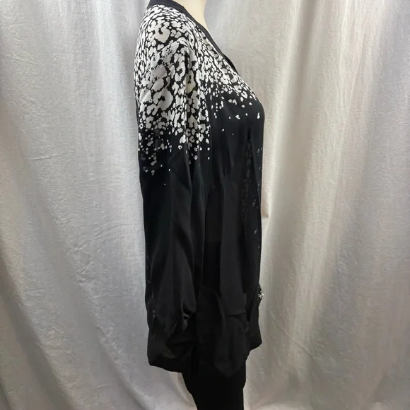 Amber Sun Silk Black, White & Grey Print V-Neck Blouse L - Picture 4 of 9